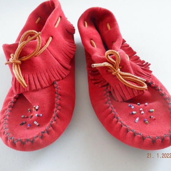 Huron Indians suede moccasins US 7 red with decorative beads - Picture 1 of 12